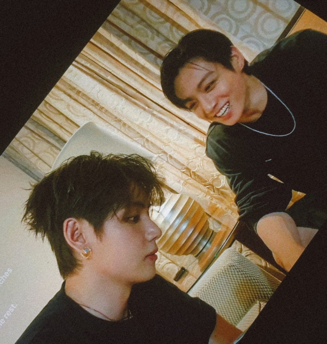 winter17_tkbear's tweet photo. Taehyung  voltea a ver https://t.co/BV1LHPiTbB