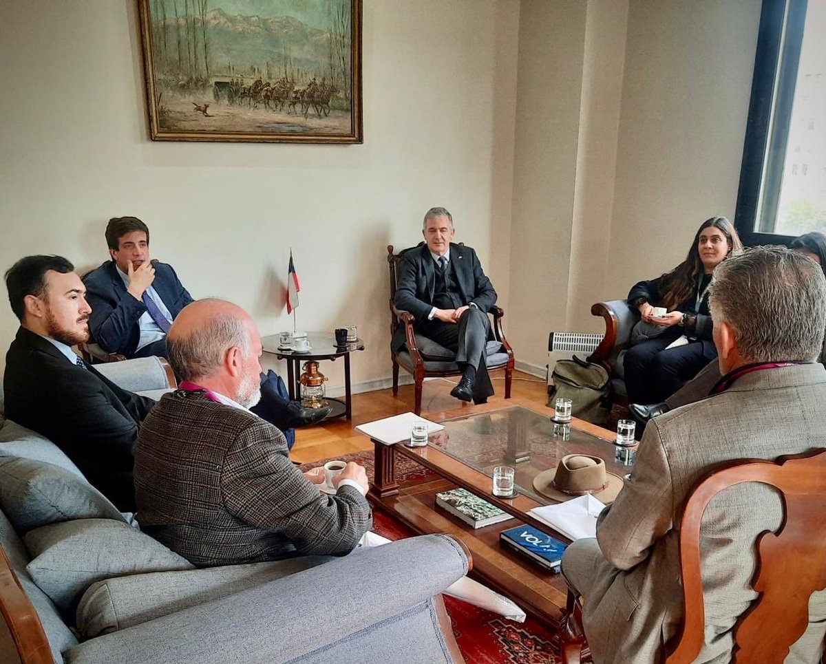 SubseDefensa's tweet photo. El subsecretario Álvarez, se reunió con el Diputado Diego Schalper para abordar distintos temas de defensa y seguir fortaleciendo el trabajo conjunto en materias de interés para el país.
Una instancia de diálogo y coordinación para avanzar en los desafíos de la Defensa Nacional. https://t.co/EfaX4QmDDg