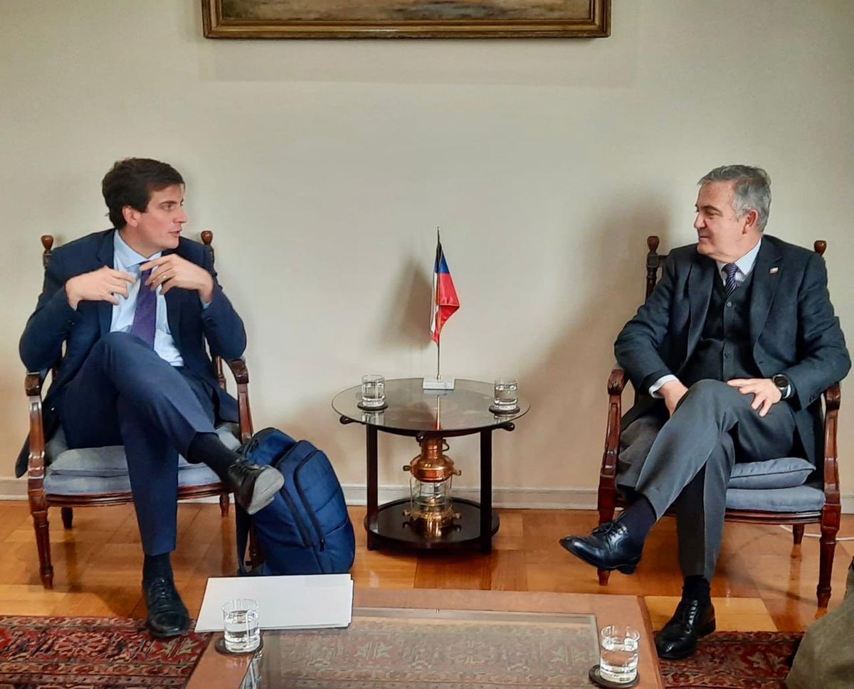 SubseDefensa's tweet photo. El subsecretario Álvarez, se reunió con el Diputado Diego Schalper para abordar distintos temas de defensa y seguir fortaleciendo el trabajo conjunto en materias de interés para el país.
Una instancia de diálogo y coordinación para avanzar en los desafíos de la Defensa Nacional. https://t.co/EfaX4QmDDg