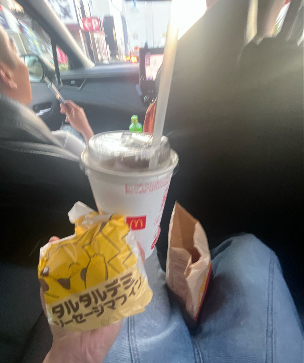 cxsvru's tweet photo. マクドに御三家おってなんでピカチュウおらんのやろうと思ってたら朝マックにいた https://t.co/qTFSKuRbYV