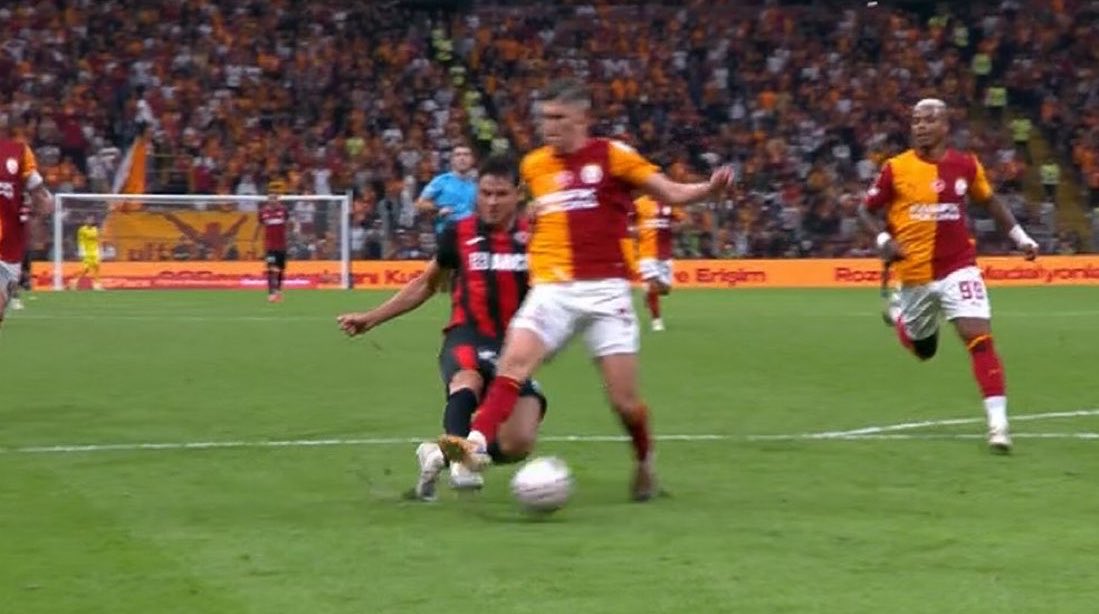 Forumkartal's tweet photo. Hakemin ve VAR’ ın; Galatasaray’ ın 1 kırmızı kartını vermediği, Çorum’ un 1 penaltısını es geçtiği ve Çorum’ un pozisyonları bitmeden ofsayt bayraklarını kaldırdığı ligin ilk haftasında Çorum şuradan 1 puan çıkardı.

Bu lig bir sirkten ibarettir. Herkes daha transfer beklesin… https://t.co/a6b94UrQWD