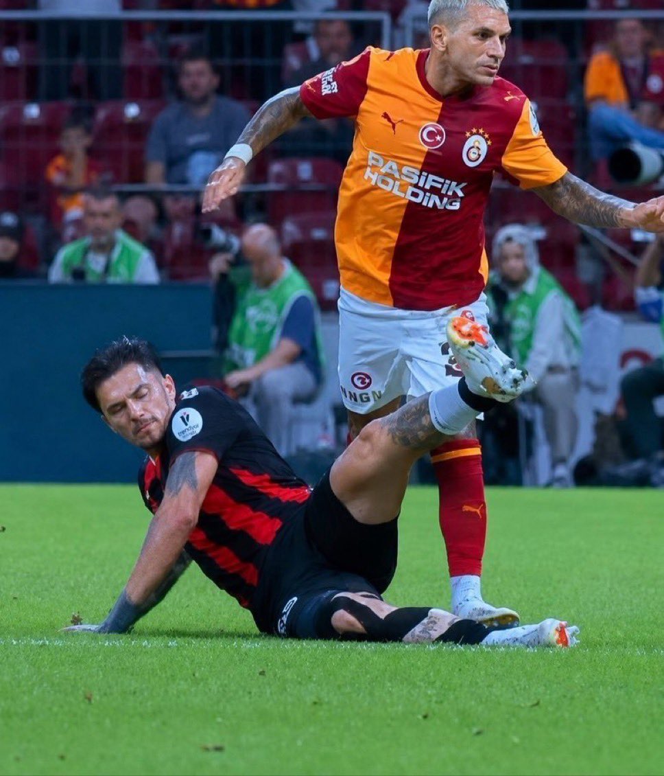 Forumkartal's tweet photo. Hakemin ve VAR’ ın; Galatasaray’ ın 1 kırmızı kartını vermediği, Çorum’ un 1 penaltısını es geçtiği ve Çorum’ un pozisyonları bitmeden ofsayt bayraklarını kaldırdığı ligin ilk haftasında Çorum şuradan 1 puan çıkardı.

Bu lig bir sirkten ibarettir. Herkes daha transfer beklesin… https://t.co/a6b94UrQWD