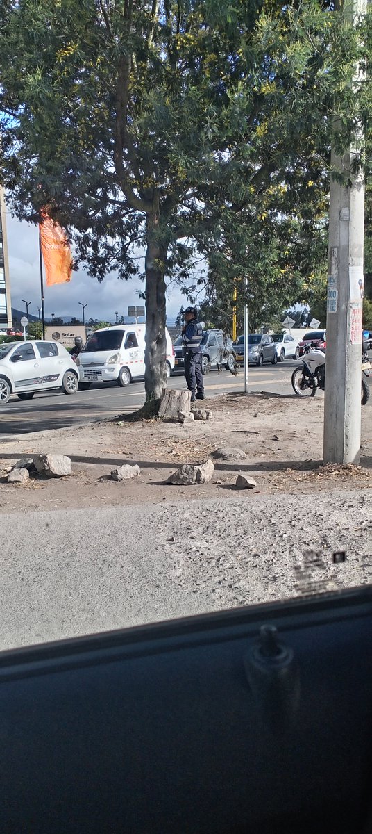 mojitoelulo's tweet photo. Él, allá // Mientras todos aquí 
#Chia los agentes solo aplican para multas? @AlcaldiaChia https://t.co/5WnEglUi4L