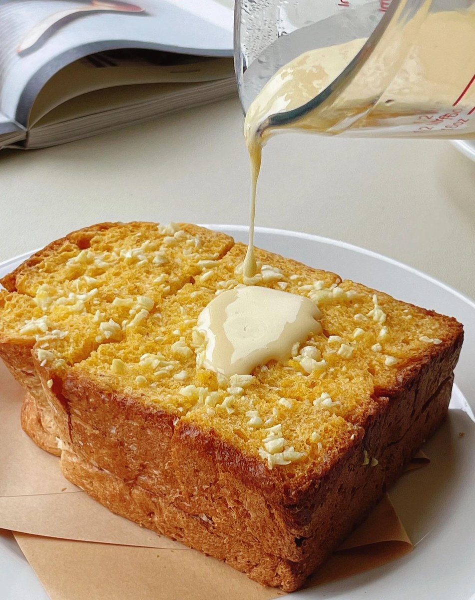 sreem41's tweet photo. Just whipped up garlic butter parmesan toast with leftover bread—crispy, aromatic, and done in 10 mins! Perfect quick snack for busy evenings https://t.co/gt3bYU3tAb