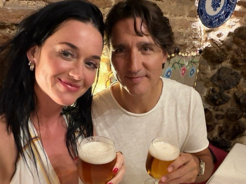 TheTorontoSun's tweet photo. Justin Trudeau’s ‘special’ summer photo dump includes Katy Perry and the Obamas https://t.co/J1850bUNbQ https://t.co/oCLU14AdAT
