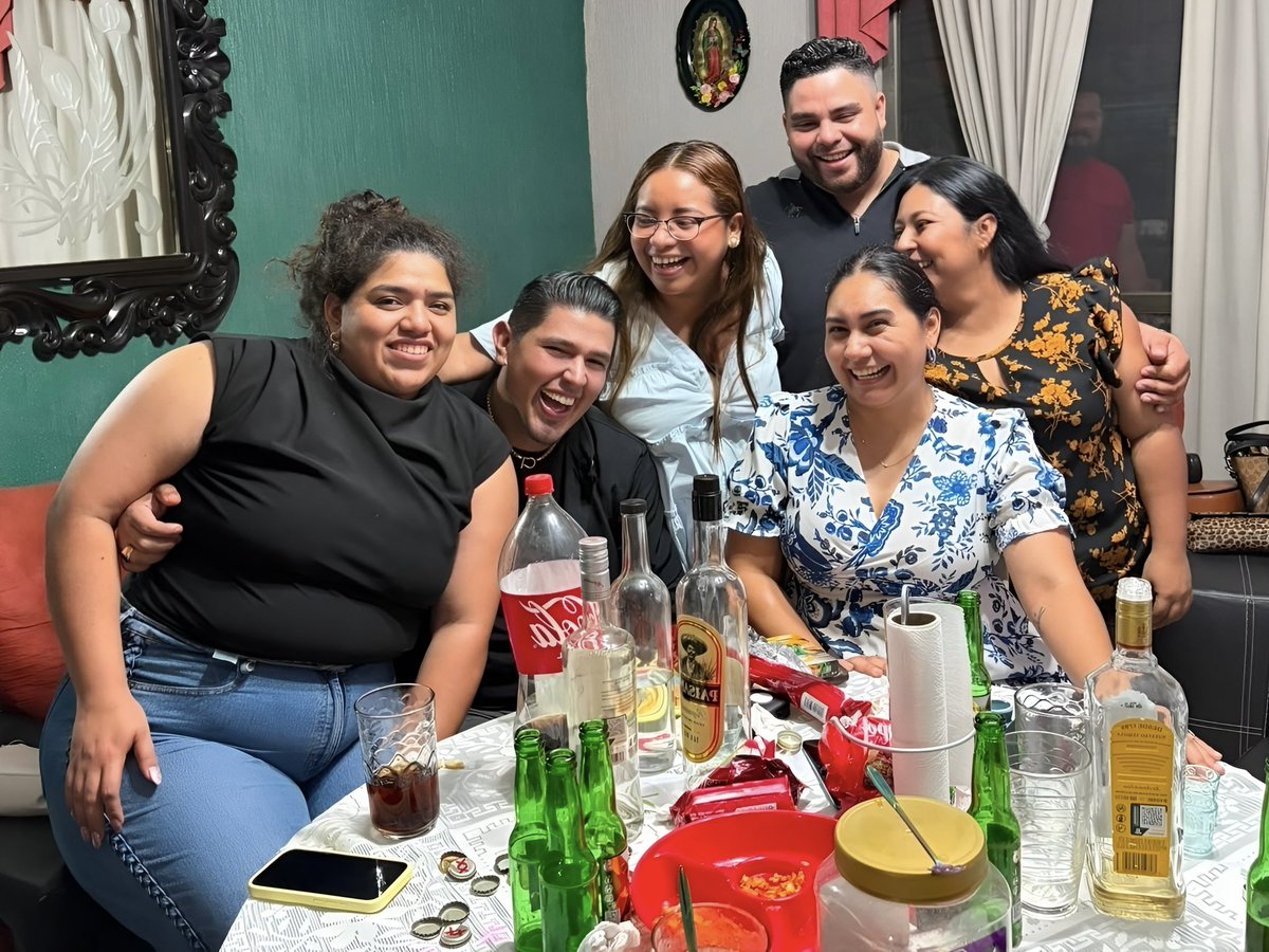 karelgerardo's tweet photo. Que la buena compañía jamás nos haga falta… salud 🍻 https://t.co/LHDGCHKrPf