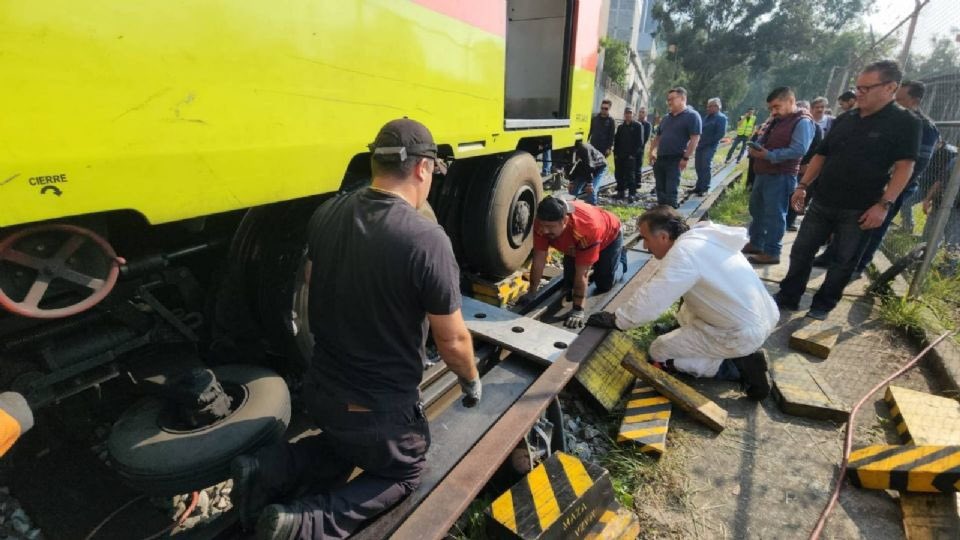 libertadoaxnews's tweet photo. 🟥🚇 #Almomento | #Enterate 

Se descarrila tren del Metro de la CDMX en talleres de Ticomán sin dejar pasajeros afectados 

Un tren de la Línea 3 del Metro de la Ciudad de México se descarriló la mañana de este viernes mientras realizaba maniobras internas en la zona de talleres de Ticomán. El Sistema de Transporte Colectivo (STC) Metro informó que el convoy no llevaba pasajeros, por lo que el incidente no provocó afectaciones directas al servicio ni retrasos para los usuarios de la red.

Tras el reporte, personal técnico especializado en instalaciones fijas y material rodante se trasladó de inmediato al lugar para iniciar las labores necesarias y reincorporar el vagón a las vías. Las áreas correspondientes llevarán a cabo un análisis detallado para esclarecer lo sucedido y deslindar responsabilidades.

🔗 Leer más ⬇️ https://t.co/ar1qvsdTGW