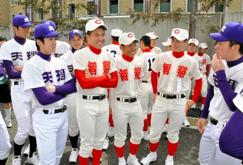 general_basebal's tweet photo. 「天理が4時間練習しているなら、
8時間は練習しなアカン」

26歳で智辯学園の監督になった高嶋仁。
最初に立ちはだかった壁が、天理だった��

天理に5連敗。一度は監督を外され、選手から練習ボイコットも経験した。

今日8時、天理（奈良）。
10時30分、智辯和歌山（和歌山）。

高嶋仁を作った、天理という壁。
#高校野球