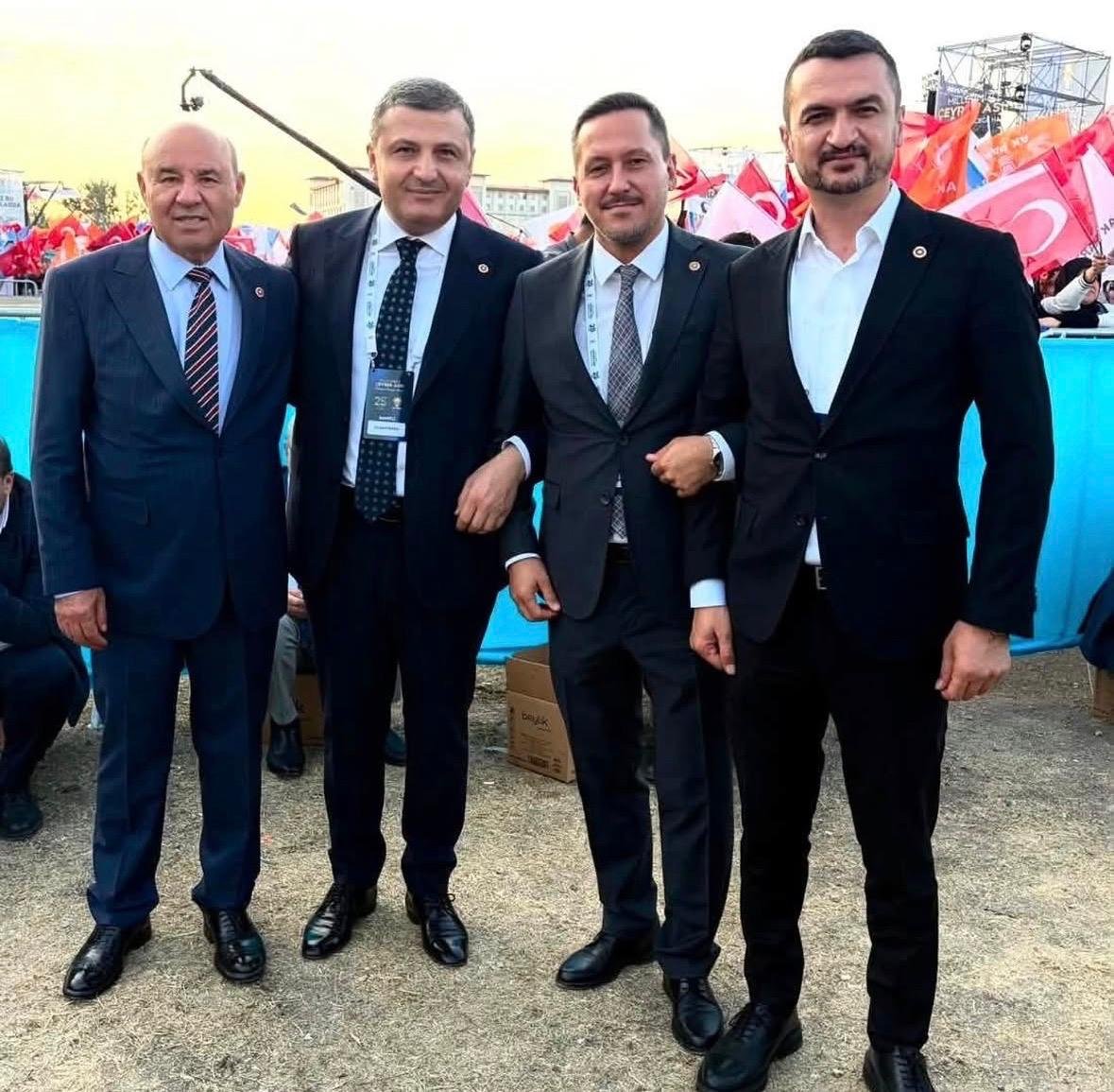 avSelmanEser's tweet photo. 25 yıl önce milletimizin umudu olarak başlayan bu kutlu yürüyüş, bugün güçlü ve büyük Türkiye idealinin en sağlam iradesi olarak yoluna devam ediyor.

Cumhurbaşkanımız ve Genel Başkanımız Sayın Recep Tayyip Erdoğan’ın liderliğinde geçen çeyrek asır; millet iradesini siyasetin merkezine alan, Türkiye’yi her alanda büyüten, güçlendiren ve kendi geleceğine güvenle bakmasını sağlayan büyük bir değişimin adı oldu.

Bu 25 yıla nice eserler, hizmetler, reformlar ve mücadeleler sığdırdık. Vesayetlere, darbe girişimlerine, teröre ve Türkiye’nin önüne çıkarılan tüm engellere rağmen milletimizle omuz omuza yürüdük. Bugün ise Terörsüz Türkiye hedefimizle kardeşliğimizi daha da güçlendirecek, gelecek nesillere huzurun ve birliğin hâkim olduğu güçlü bir ülke bırakacak yeni bir dönemin kapılarını aralıyoruz.

Cumhurbaşkanımızın ifade ettiği gibi, daha yeni başlıyoruz.

Dünden aldığımız emaneti yarınlara taşıma sorumluluğuyla; Türkiye Yüzyılı hedeflerimiz için ilk günkü heyecan, azim ve kararlılıkla çalışmaya devam edeceğiz.

Milletimizin partisi AK Parti’nin 25. kuruluş yıl dönümü kutlu olsun.

Nice yıllara, nice hizmetlere…
#AKParti25Yaşında