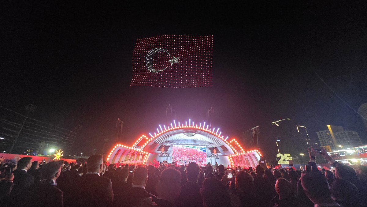 avSelmanEser's tweet photo. 25 yıl önce milletimizin umudu olarak başlayan bu kutlu yürüyüş, bugün güçlü ve büyük Türkiye idealinin en sağlam iradesi olarak yoluna devam ediyor.

Cumhurbaşkanımız ve Genel Başkanımız Sayın Recep Tayyip Erdoğan’ın liderliğinde geçen çeyrek asır; millet iradesini siyasetin merkezine alan, Türkiye’yi her alanda büyüten, güçlendiren ve kendi geleceğine güvenle bakmasını sağlayan büyük bir değişimin adı oldu.

Bu 25 yıla nice eserler, hizmetler, reformlar ve mücadeleler sığdırdık. Vesayetlere, darbe girişimlerine, teröre ve Türkiye’nin önüne çıkarılan tüm engellere rağmen milletimizle omuz omuza yürüdük. Bugün ise Terörsüz Türkiye hedefimizle kardeşliğimizi daha da güçlendirecek, gelecek nesillere huzurun ve birliğin hâkim olduğu güçlü bir ülke bırakacak yeni bir dönemin kapılarını aralıyoruz.

Cumhurbaşkanımızın ifade ettiği gibi, daha yeni başlıyoruz.

Dünden aldığımız emaneti yarınlara taşıma sorumluluğuyla; Türkiye Yüzyılı hedeflerimiz için ilk günkü heyecan, azim ve kararlılıkla çalışmaya devam edeceğiz.

Milletimizin partisi AK Parti’nin 25. kuruluş yıl dönümü kutlu olsun.

Nice yıllara, nice hizmetlere…
#AKParti25Yaşında