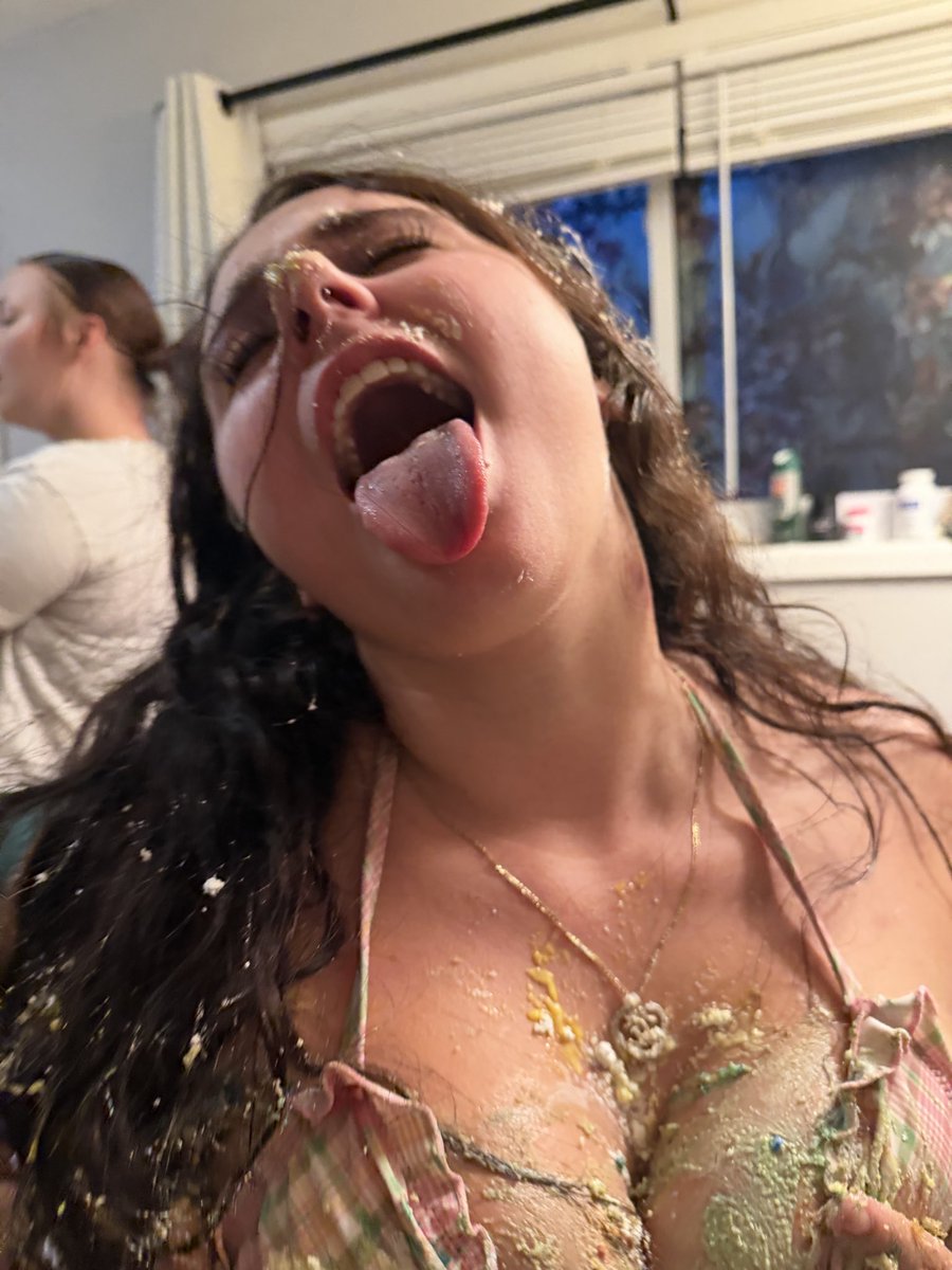 magggpiee's tweet photo. My birthday was last week  but I’m backkkkk link in bio  😚😚 https://t.co/HlEdoKfHOT