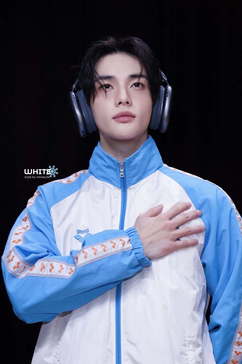 luv4hyunjin's tweet photo. GOOD GOD https://t.co/iqMOXtuLIw