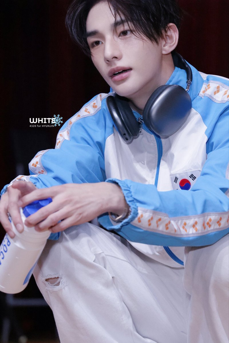 luv4hyunjin's tweet photo. GOOD GOD https://t.co/iqMOXtuLIw