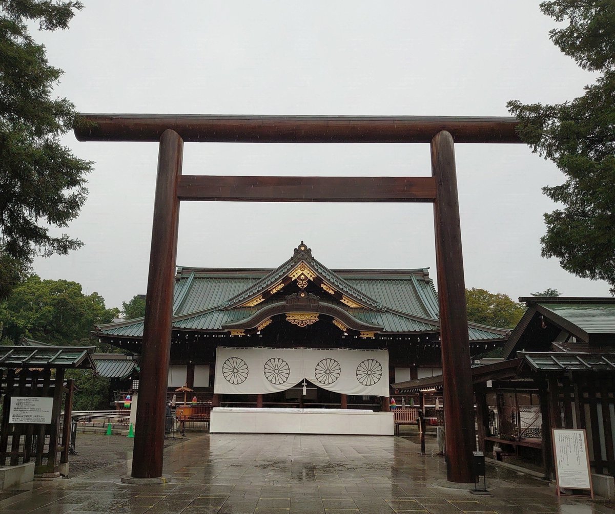 fukuganseiji's tweet photo. 本日｢終戦の日｣
靖國神社を参拝する人も多い

靖國神社は
1869(明2)年
明治天皇のご意向で建てられた招魂社が源流

｢靖國｣の社号は
｢国を靖(安)んずる｣という意味だそう

当初戊辰戦争など明治新政府のために命を落とした人を祀った

そのため新政府と対立した西郷隆盛は祀られていないという話 https://t.co/uFKWPj9XhQ