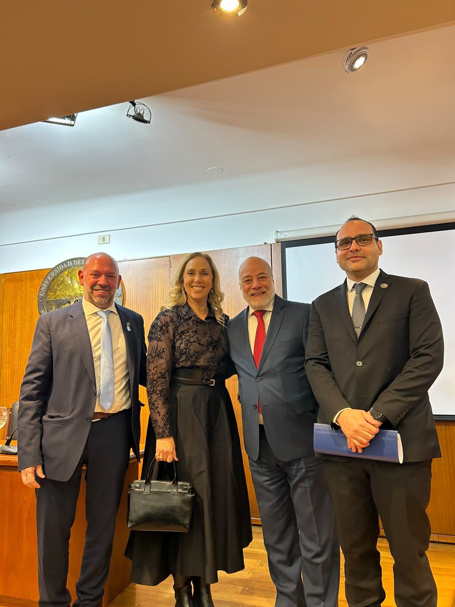 FerSabadin's tweet photo. 🚑 El trabajo legislativo empieza a dar sus frutos. Participé de la presentación de la Tecnicatura Universitaria en Emergentología de la @Aconcagua1965, junto al subsecretario de Salud de la Nación, Enrique Rifourcat, autoridades y referentes de la carrera.📚 https://t.co/mt5kvcC9zG