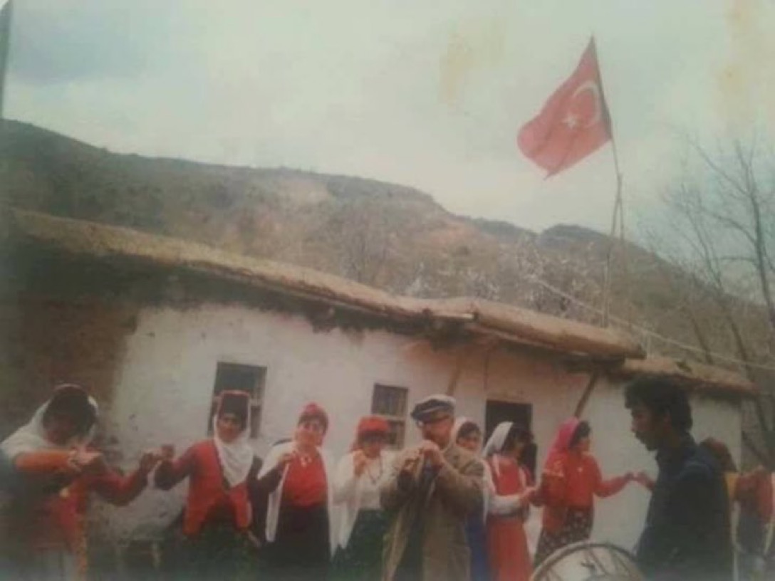 FiiTarih's tweet photo. Şükürlü.. Diyarbakır’da bir Türkmen köyü.

Yıl ise henüz 1978.

Bu ve bunun gibi yüzlerce Türkmen köyü PKK tarafından yakıldı, göçe zorlandı. https://t.co/qISuxmpPQg