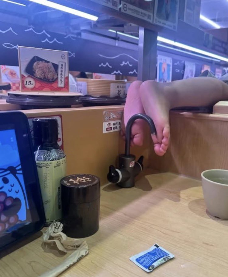 hibikana417's tweet photo. これ以上､隣国人を入れるな‼️

-隣国の回転寿司店（寿司郎）-

こんな
ふざけた光景を未来の
子供達に
残したいんですか❓ https://t.co/ZF1TlE78p8