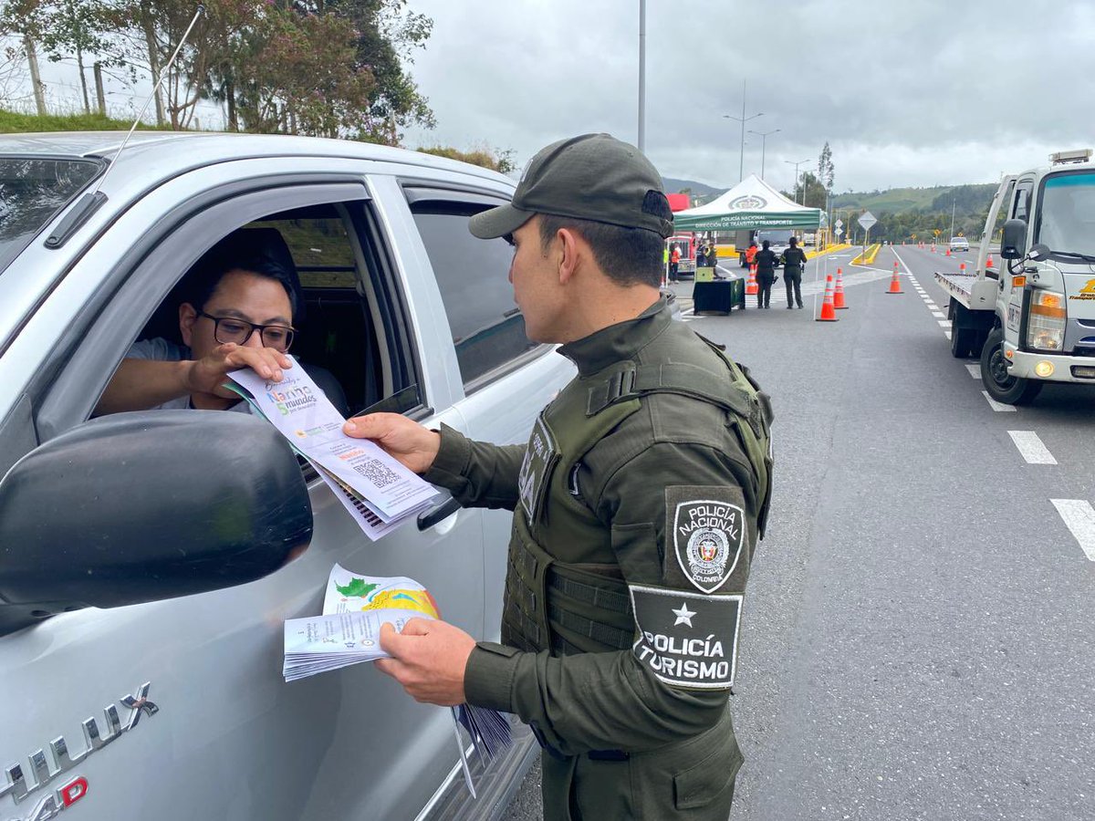 PoliciaPasto's tweet photo. 🚨🚌 #PlanRutasSeguras | Durante este puente festivo de la Asunción de la Virgen María, la Policía Nacional fortalece el acompañamiento a viajeros nacionales y extranjeros. 👮🏻‍♀️🚔 En coordinación con @TransitoPolicia y @ProteccionPonal , promovemos viajes seguros y responsables. https://t.co/9GU3pm7EJg