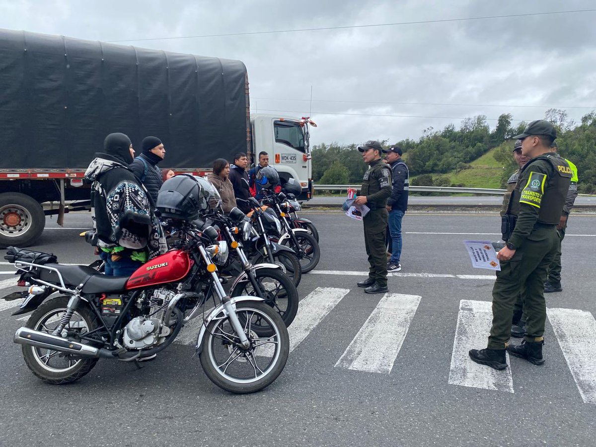 PoliciaPasto's tweet photo. 🚨🚌 #PlanRutasSeguras | Durante este puente festivo de la Asunción de la Virgen María, la Policía Nacional fortalece el acompañamiento a viajeros nacionales y extranjeros. 👮🏻‍♀️🚔 En coordinación con @TransitoPolicia y @ProteccionPonal , promovemos viajes seguros y responsables. https://t.co/9GU3pm7EJg