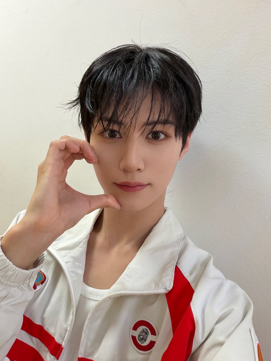 LUN8_members's tweet photo. [#이안]
런던 오늘 하루 최고였어요🔥
다음에 꼭 또 만나요 사랑해요🫶

#루네이트 #LUN8 #Ian https://t.co/aq42HzPVwK