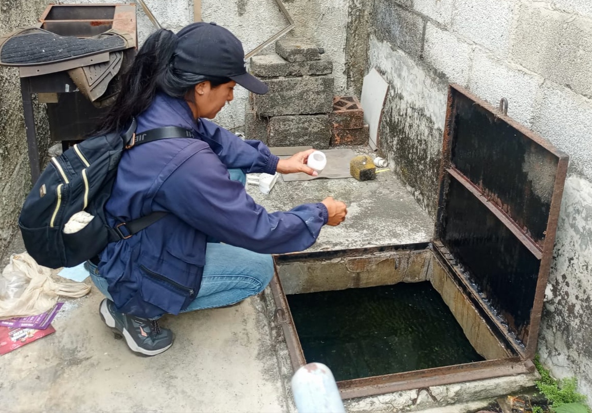 Salud_Guayas's tweet photo. #MSPEnTerritorio | Personal de #ControlVectorial de @Salud_Ec interviene en #Sauces7 para abatizar cisternas y tanques, así como eliminar todo tipo de reservorios de agua que pueden servir como criaderos de mosquitos 🦟, con el objetivo de evitar posteriores casos de #Dengue. https://t.co/pososJw5Y4