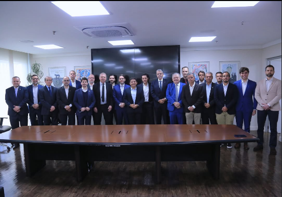 demetriovec's tweet photo. Hoje o ministro do Esporte realizou uma reunião para tratar de futebol feminino. E compartilhou essa foto.

Senti falta de uma coisa... https://t.co/A3trSDPRl4