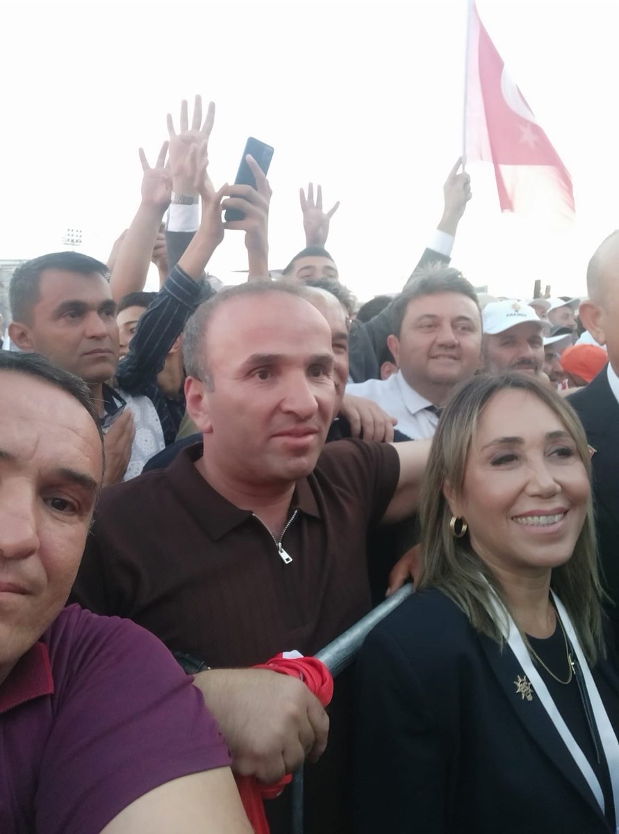 CirakStajFED's tweet photo. TEŞEKKÜR VE KAMUOYU AÇIKLAMASI
@capanoglu_sedat 
@KONYA_SCSM 
@Akparti
@RTErdogan 
@Yusuf__Tekin 
@tcmeb 
@isikhanvedat 
@csgbakanligi 
@memetsimsek 
@HMBakanligi 
@abakingurlek 
@iletisim 
@NumanKurtulmus
@mehmetucum
@oktay_saral
@ejderacikkapi
@MahinurOzdemir
@profdrorhanates 
@MvDrHasanArslan 
@aerdemcantimur
@Korkutata_Zeki 
@isikhanvedat 
@vedatbilgn
@akbasogluemin
@NazimMavis
@leylasahinusta
@resulkurt34
@vedatbilgn
@zorlu77
@MuratCahidCINGI
@abdulhamitgul
@mehmedmus
@avademyildirim 
@ErsagunYucel 

Bugün Ankara’da gerçekleşen AK Parti 25. Kuruluş Yıl Dönümü etkinliklerinde, yüz binlerce staj ve çıraklık mağdurunun sesini gür bir edayla duyuran, haklı mücadelemizi her platformda kararlılıkla savunan Konya Derneğimizin değerli üyesi Sedat Öz kardeşimize sonsuz teşekkürlerimizi sunarız.

Çocuk yaşta fiilen çalışarak ülke ekonomisine ömrünü adamış, ancak emeğinin karşılığı olan emeklilik hakkı gasp edilmiş tüm stajyer ve çıraklara umut olan bu duruş, mücadelemizin ne kadar diri ve kararlı olduğunu bir kez daha göstermiştir.

Sesimizin ulaştığı her alan, hakkımızı alacağımız güne giden yolda bir adımdır. Kararlılıkla ve fedakârca sahada olan, mağduriyetimizi en yetkili makamlara ve kamuoyuna haykırmaktan çekinmeyen Sedat kardeşimiz nezdinde, davamıza emek veren tüm yol arkadaşlarımıza şükranlarımızı sunuyoruz.

Staj ve Çıraklık Sigortası Mağdurları Federasyonu Yönetim Kurulu

Stajyer Çırakta Görmeyecek
#Stajyerçırağı25YıldaGörmediler