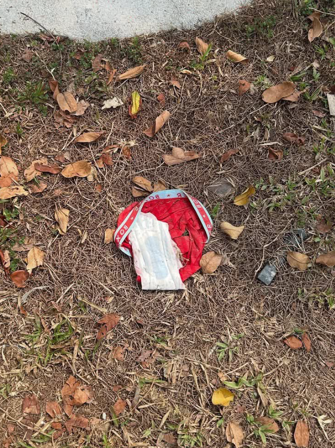 txtharihariWNI's tweet photo. Guys, biasanya cowok pakai pembalut begini abis jogging itu buat nyerap keringat atau gimana? 😭 Someone please enlighten me... https://t.co/HKKA7JvGVo