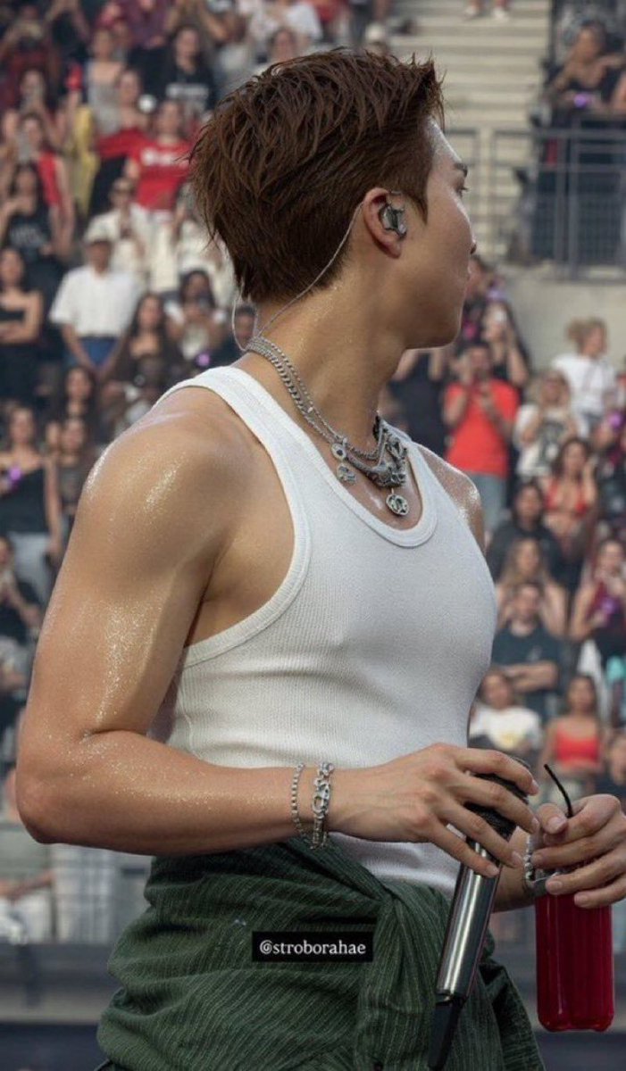 Look4SD's tweet photo. I need Namjoon to apologize for wearing sleeveless tops this tour. No consideration for my sanity 😤.

#방탄소년단RM #RM #김남준 #Namjoon #BTSRM https://t.co/oJ4l704hTx