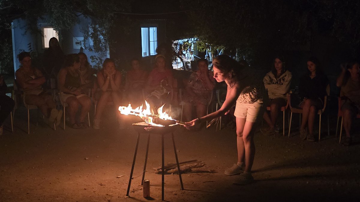 kadinhalkevci's tweet photo. Geceyi masal atölyesi ile kapattık 🌛

Karanlık bir ormanın içinde ateş topuyla beliren Vasalisa gibi içimizdeki vahşi kadına yıldızların altında, yanan ateşimizin sıcaklığı ile sıkıca sarılıyoruz 🔥 https://t.co/ttQ99gRKHI