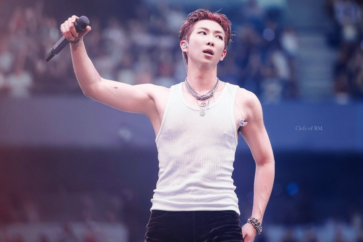 Look4SD's tweet photo. I need Namjoon to apologize for wearing sleeveless tops this tour. No consideration for my sanity 😤.

#방탄소년단RM #RM #김남준 #Namjoon #BTSRM https://t.co/oJ4l704hTx
