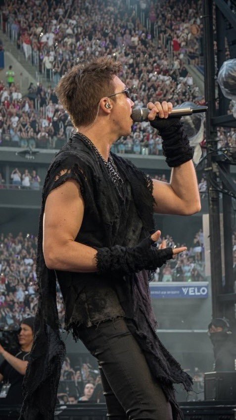 Look4SD's tweet photo. I need Namjoon to apologize for wearing sleeveless tops this tour. No consideration for my sanity 😤.

#방탄소년단RM #RM #김남준 #Namjoon #BTSRM https://t.co/oJ4l704hTx