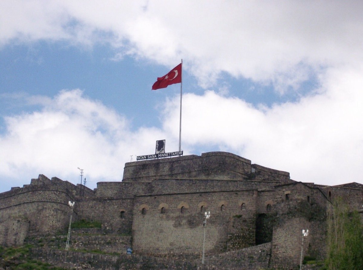 OEmre58's tweet photo. Verilmeyecek şeyler vardır;
Şeref gibi şan gibi.
Kars gibi, Ardahan gibi...

Arif Nihat Asya #36 #göbeklitepe #kartal https://t.co/y9C2fxJ5sn