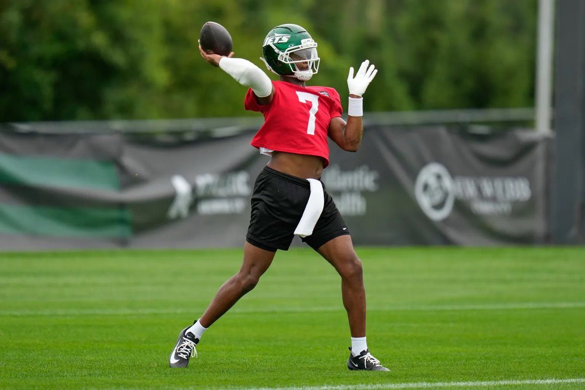 MikeGarafolo's tweet photo. #Jets QB Geno Smith will not play tonight against the #Buccaneers because of foot soreness, source says. It’s nothing the team is concerned about and if this was a regular-season game, he’d be a go. But for now, a cautionary route for the team. https://t.co/j9ZRT6Py4N