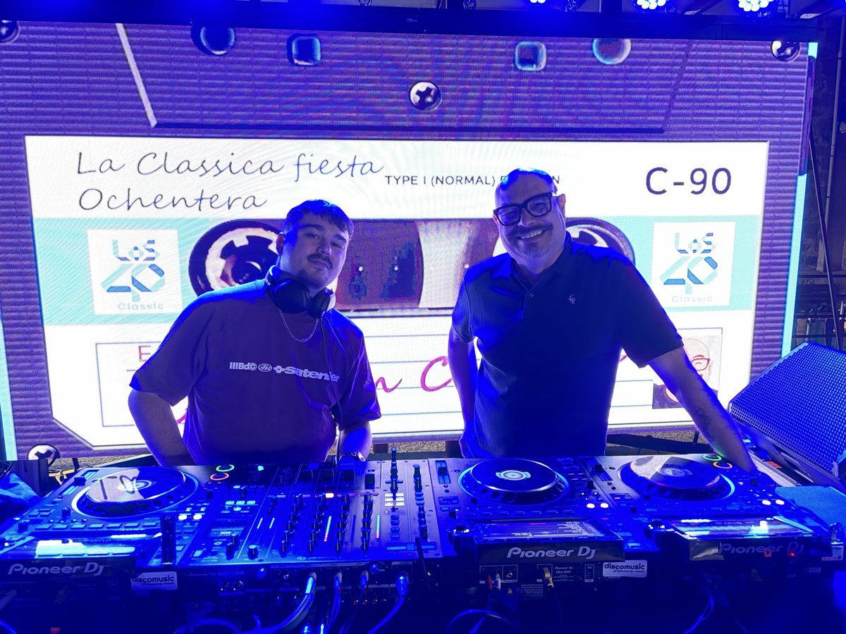 RadioRioja's tweet photo. Ya estamos terminando las pruebas
Vamos que en nada empieza la fiesta en #Badaran
Primero #FiestaOchentera con @Los40Classic y @gu1ll3mcv
Y luego @Los40Urban de la mano de @MarioDiazFM
Se avecina fiestón!!!! https://t.co/usB0FWNmFG