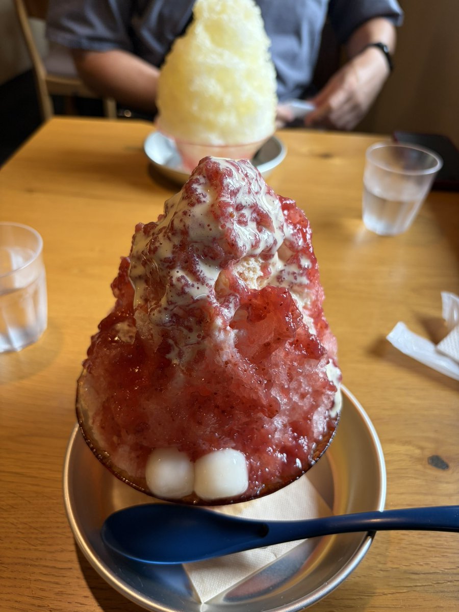 anew424's tweet photo. 道後町やのかき氷🍧
練乳いちご🍓です。
数量限定！とあり、食べとかな！となりました。たっぷりイチゴ果肉🍓たっぷりのシロップに練乳、食べ進めると中からアイスクリーム（レディボーデン風）が隠れています。
非常に美味しかったです。
#道後町や
#かき氷 https://t.co/83LT7E87M6
