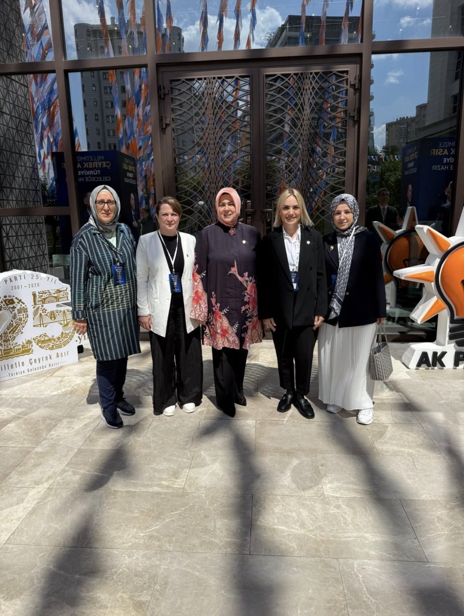 AvSulenur's tweet photo. 📍Başkent Millet Bahçesi

Kurucuları arasında yer almaktan gurur duyduğum AK Parti’mizin 25. yaşını, milletimizin büyük teveccühüyle coşku ve heyecan içinde kutladık.

Cumhurbaşkanımız ve Genel Başkanımız Sayın Recep Tayyip Erdoğan ve Emine Erdoğan Hanımefendi’nin teşrifleriyle https://t.co/Kf68Wzoyk2