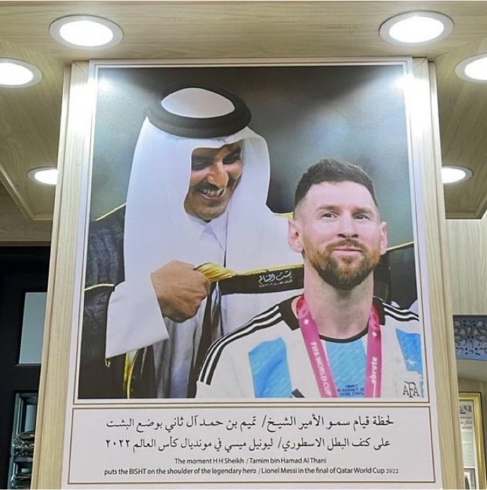ContextfreeFCB_'s tweet photo. Messi is the only human to have a piece of history in Bayern museum, Man United dressing room and Qatar museum and he’s neither German, nor English nor Qatari. https://t.co/GYrE4cWTK7