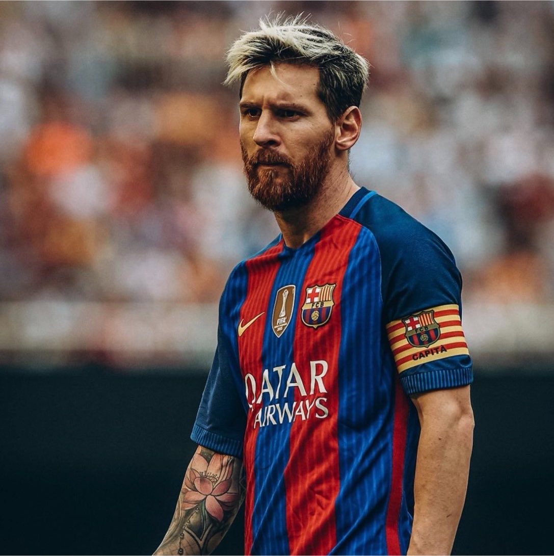 ContextfreeFCB_'s tweet photo. Messi is the only human to have a piece of history in Bayern museum, Man United dressing room and Qatar museum and he’s neither German, nor English nor Qatari. https://t.co/GYrE4cWTK7