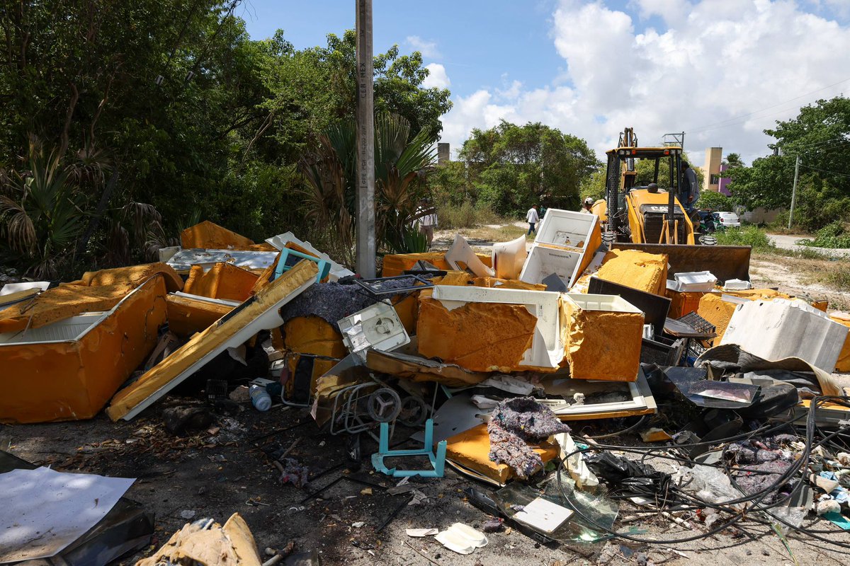 AytoCancun's tweet photo. 🧹Realizamos trabajos de limpieza y clausura de un basurero clandestino en la SM 236, para mantener nuestras calles y espacios públicos más limpios y ordenados.
¿Detectas un punto de acumulación de residuos? Repórtalo a #ChatCun: 998 778 4500.
#CancúnNosUne #PorLaTransformación https://t.co/7vOANxpLFb