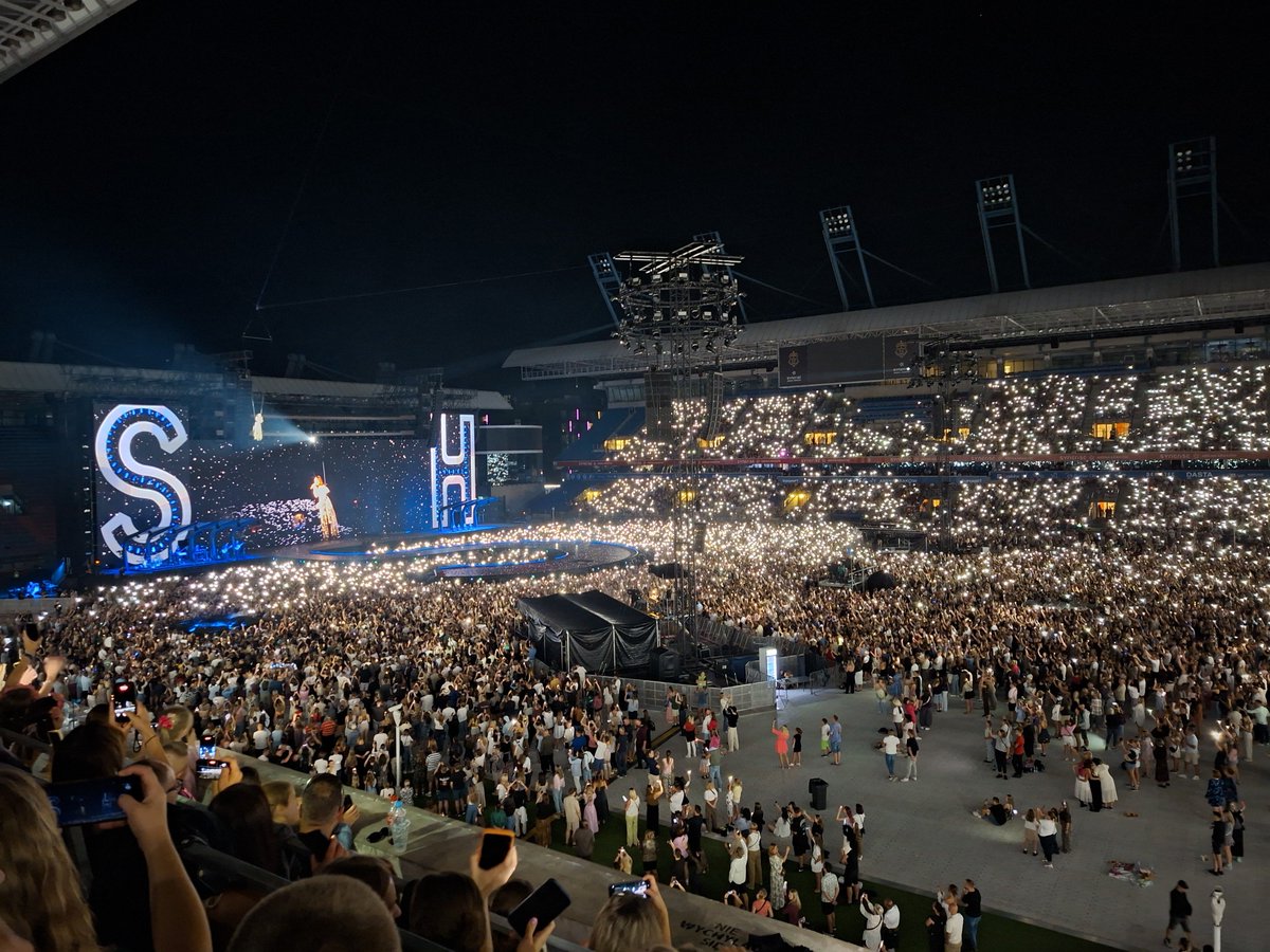 wiidia_01's tweet photo. No przyznam szłam na koncert tak zeby posłuchać, pobawić się troche ale niespodziewałam się aż takiego show! Artystycznie, technicznie, wyglądowo WOW, atmosfera super a sama Sanah świetna i kondycję ma niesamowitą. Zdecydowanie polecam😍 https://t.co/F1kVtFusCn