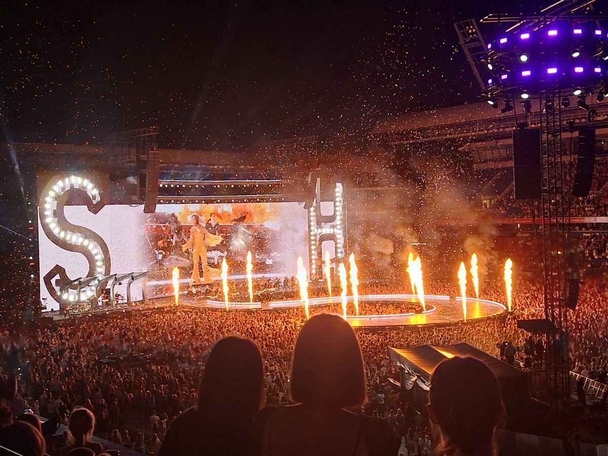 wiidia_01's tweet photo. No przyznam szłam na koncert tak zeby posłuchać, pobawić się troche ale niespodziewałam się aż takiego show! Artystycznie, technicznie, wyglądowo WOW, atmosfera super a sama Sanah świetna i kondycję ma niesamowitą. Zdecydowanie polecam😍 https://t.co/F1kVtFusCn