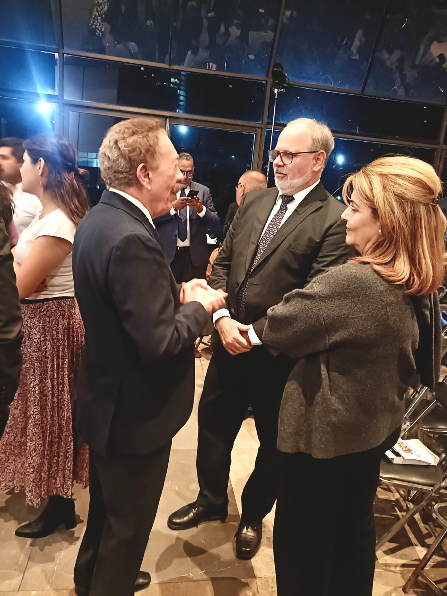 diazpol's tweet photo. En un emotivo acto con lleno completo, realizado en la Embajada de Cuba en México, recordamos la fructífera vida de uno de los grandes luchadores de los últimos tiempos: Fidel Castro. El embajador cubano detalló cómo se reunían en Fidel la determinación, el talento analítico, la capacidad organizativa y una curiosidad insaciable que lo convirtieron en uno de los grandes estadistas de Nuestra América. La secretaria general de Morena,  CarolinaRangel, representó a nuestro movimiento.
Hubo nostalgias, buena música, muchas personas queridas y pláticas interesantes.