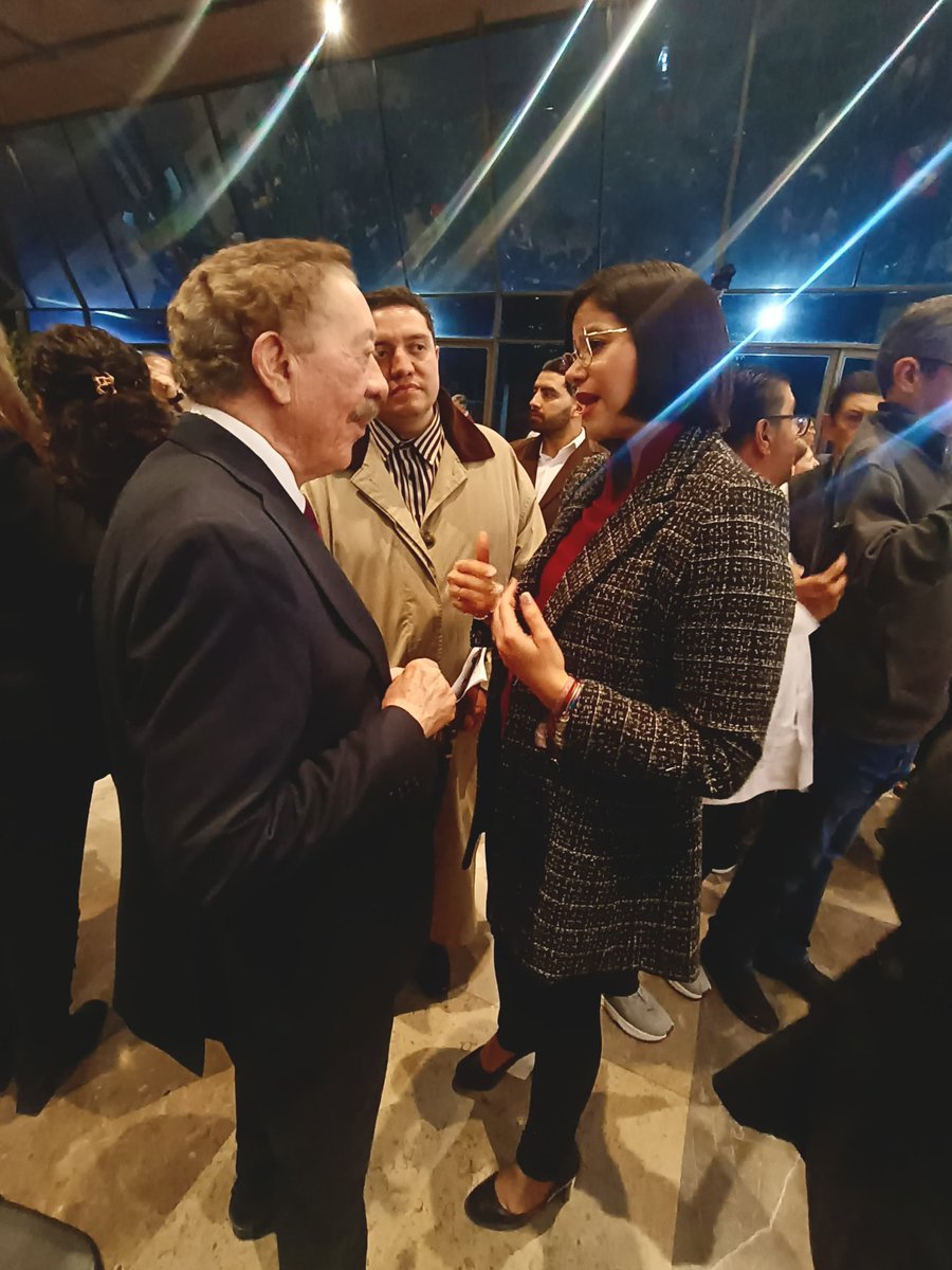 diazpol's tweet photo. En un emotivo acto con lleno completo, realizado en la Embajada de Cuba en México, recordamos la fructífera vida de uno de los grandes luchadores de los últimos tiempos: Fidel Castro. El embajador cubano detalló cómo se reunían en Fidel la determinación, el talento analítico, la capacidad organizativa y una curiosidad insaciable que lo convirtieron en uno de los grandes estadistas de Nuestra América. La secretaria general de Morena,  CarolinaRangel, representó a nuestro movimiento.
Hubo nostalgias, buena música, muchas personas queridas y pláticas interesantes.