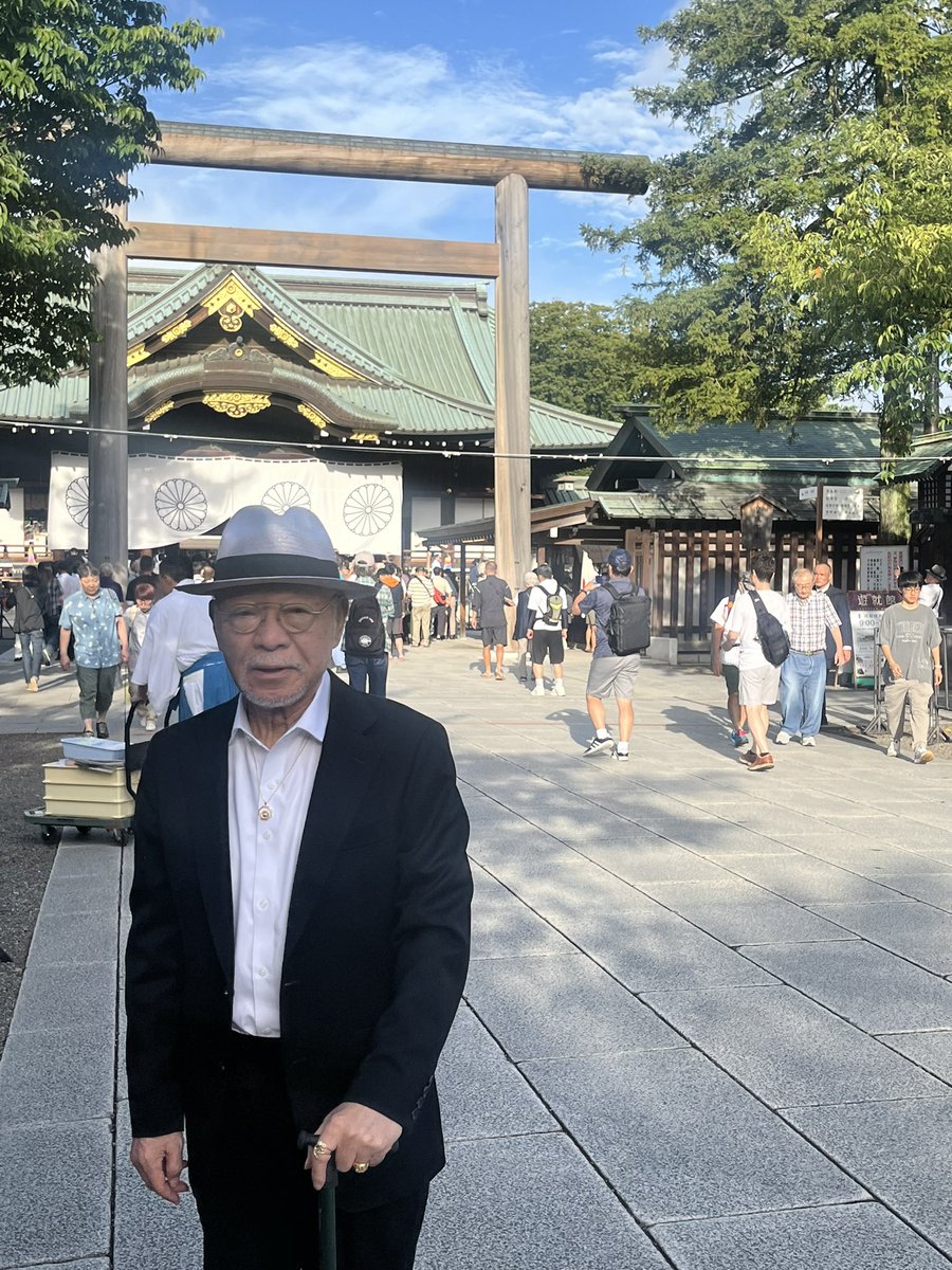 8月15日早朝の靖国神社境内