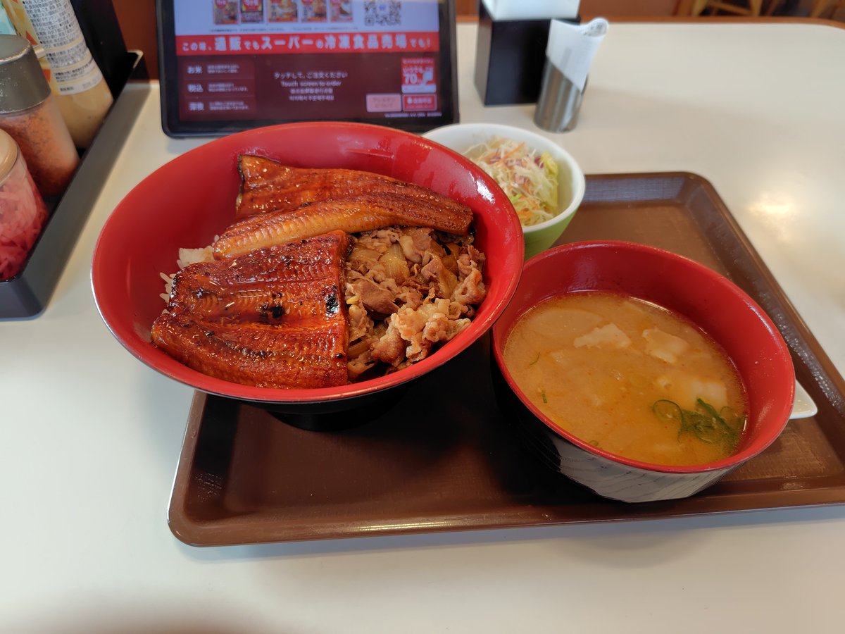 tilt261DC's tweet photo. 【今日の朝食】『土曜の丑の日』（笑）だけあって今回は快活近くのすき家にてうな牛(特盛り)セットにしますた(⁠^⁠q^⁠)
鉄火丼系にしようかと思いましたが、残念な事に売り切れでして……😥 https://t.co/N0v1tUpZd3
