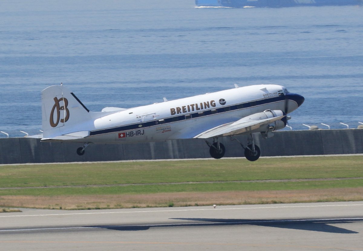 boy_816's tweet photo. 富山空港にダグラスDC-3が飛来したという事で
２０１７年に日本を訪問してくれたブライトリングの
ダグラスDC-3A（HB-1RJ)です、神戸空港まで行って撮影しました。平田学園格納庫から出て来てフライトを数回実施してくれました。 https://t.co/igXC5l2skn