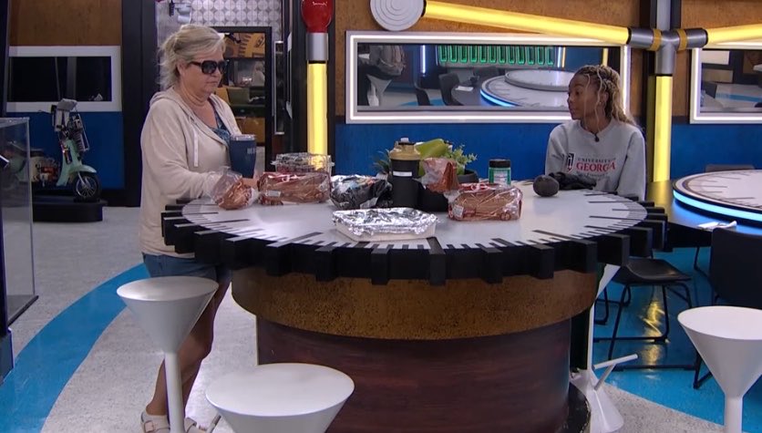 TheBigBroTea's tweet photo. Angela: Don’t put me up.

Taylor is telling Angela that she is not the HOH #bb28 https://t.co/kmGNVKPNZm