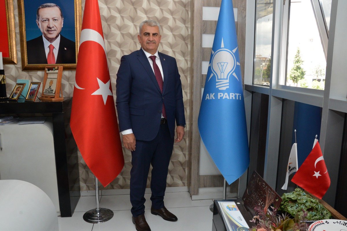 midyatarmar's tweet photo. Bazı hikâyeler uzaktan izlenmez; ilk satırından itibaren içinde olursun.25 yıl önce, AK Parti’nin kuruluşunda yer alırken taşıdığım heyecanı bugün hâlâ aynı zarafet ve gururla hatırlıyorum. O gün atılan adımın, yıllar içinde böylesine büyük bir hikâyeye dönüşmesidir.🇹🇷 https://t.co/iWYs9CjGxE