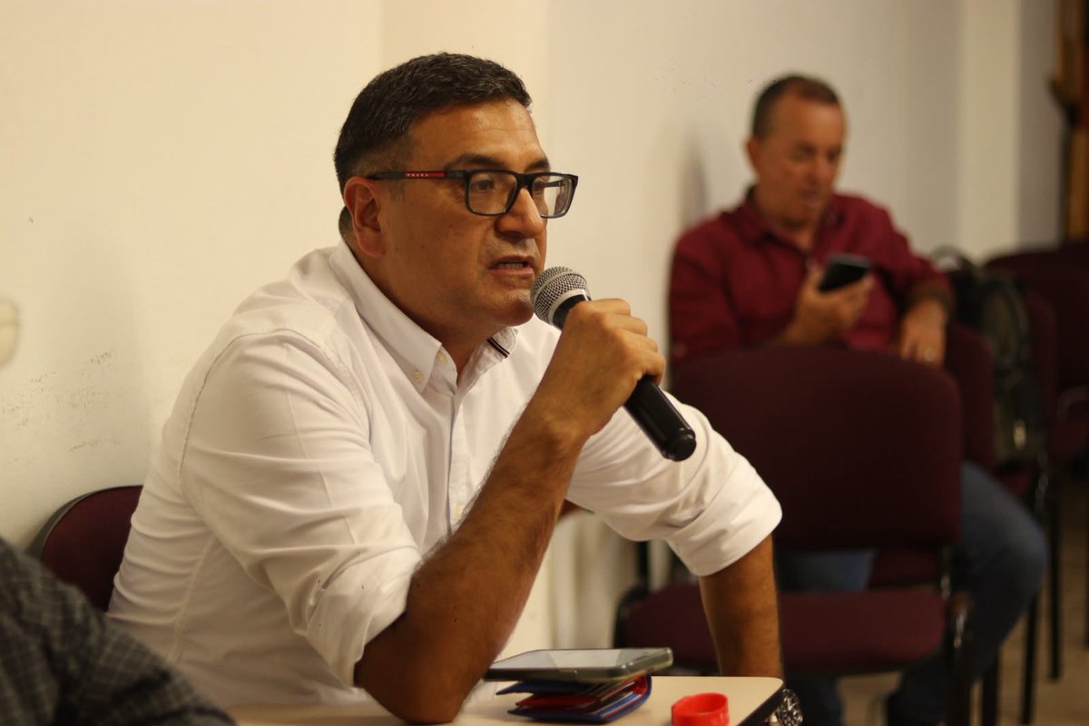 diegofranariza's tweet photo. Concluimos tres compromisos clave, tras la reunión con la @CGR_Colombia y las entidades competentes, sobre el seguimiento al proyecto vial La Virgen–La Cemento.

Definimos que en la primera semana de septiembre se llevará a cabo la reunión del Comité Directivo del Convenio 1113 de 2016, en la cual se estudiará la viabilidad de incluir al municipio de Rionegro como integrante de dicho comité y se buscará viabilidad financiera para actualizar los estudios y diseños de los tramos 6A y 6B. La @ani_Colombia, por su parte, presentará el cronograma para resolver la situación de los 32 predios pendientes.

Seguimos haciendo seguimiento para que los compromisos se conviertan en resultados concretos. No vamos a soltar este tema. La seguridad vial, la movilidad y la competitividad de nuestra región necesitan con urgencia la ejecución de esta obra estratégica. @Findeter @InviasOficial @AlcaldiaBGA @GobdeSantander 

@CamaraColombia @partidodelaucol